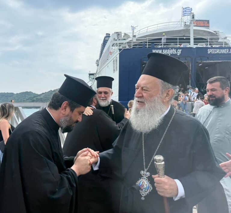 Με κάθε εκκλησιαστική λαμπρότητα η άφιξη του Μητροπολίτη Χαλκίδος στη Σκιάθο για την εορτή της Παναγίας Εικονίστριας