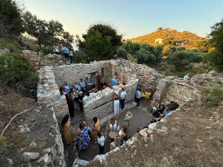 Συγκίνηση και κατάνυξη στην υπαίθρια Θεία Λειτουργία στα ερείπια της Παναγίας Μεγαλομάτας στο Κάστρο της Σκιάθου