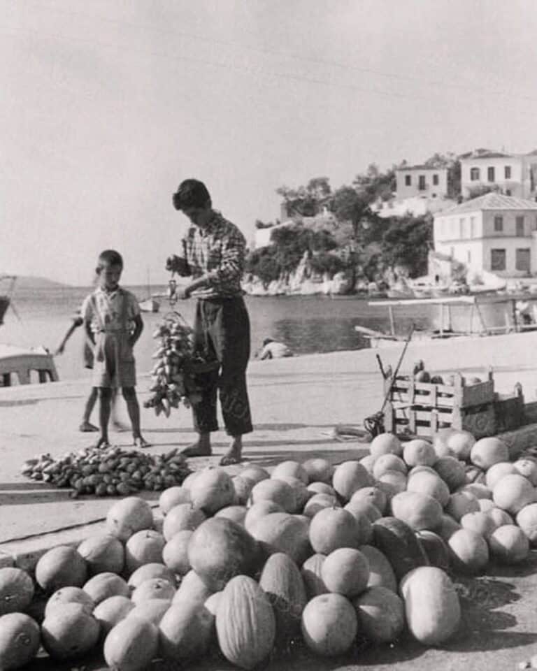 Μια αυθεντική εικόνα από το παλιό λιμάνι της Σκιάθου ζωντανεύει τις μνήμες μιας άλλης εποχής