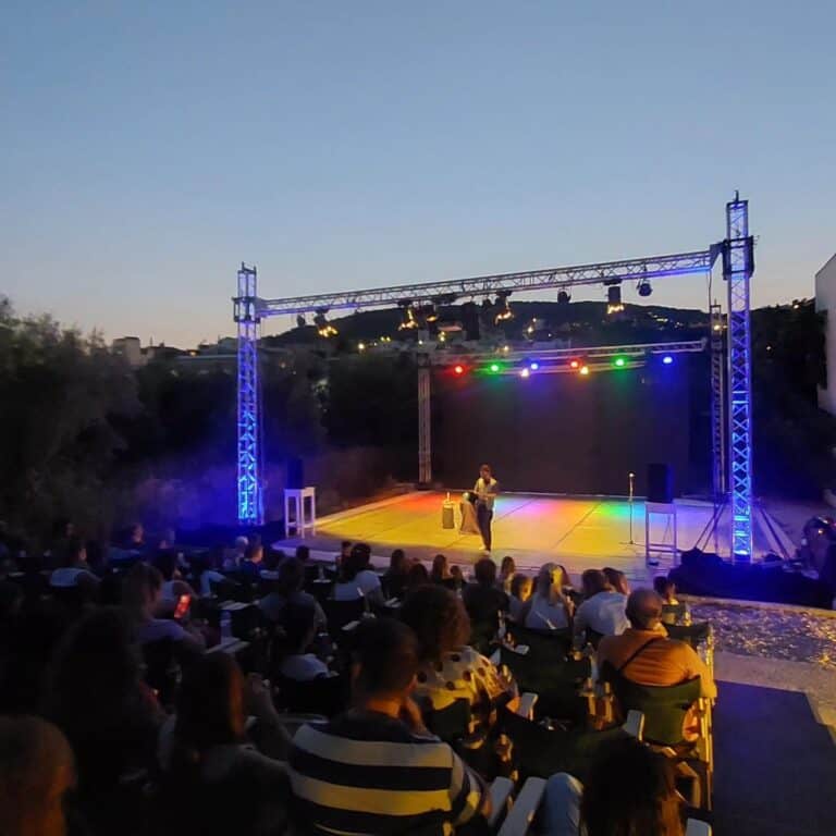 MAΓΙΚΕΣ ΚΑΛΟΚΑΙΡΙΝΕΣ ΒΡΑΔΙΕΣ ΣΤΟ Skiathos Garden Theatre