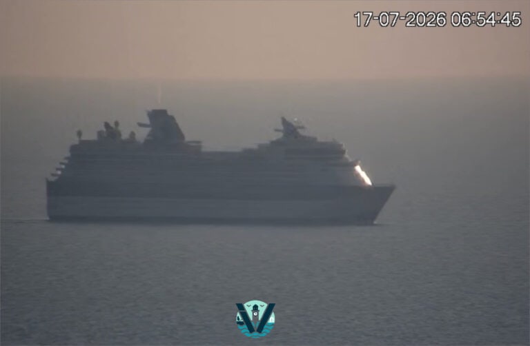 Εντυπωσιακή διέλευση του Celebrity Infinity από το στενό Σκιάθου – Σκοπέλου με πορεία προς τον Πειραιά