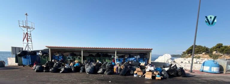 Ασφυκτική εικόνα στο λιμάνι: Σωροί απορριμμάτων υποδέχθηκαν επιβάτες και επισκέπτες