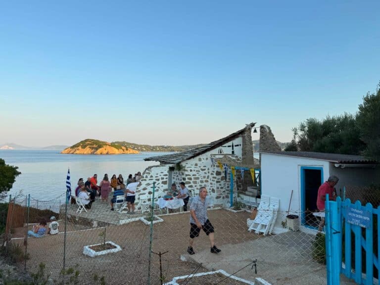 Από την Θεία Λειτουργία στο εξωκκλήσι των Αγίων Μαρτύρων Φλώρου και Λαύρου στο νησάκι «Μεγάλος Τσουγκριάς»