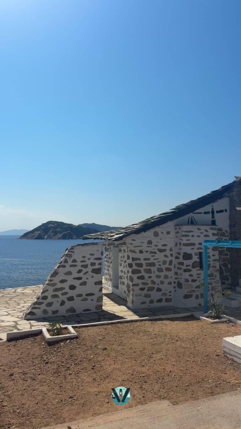 Ο Άγιος Φλώρος στον Τσουγκριά – Το μικρό εκκλησάκι που αγναντεύει τη Σκιάθο
